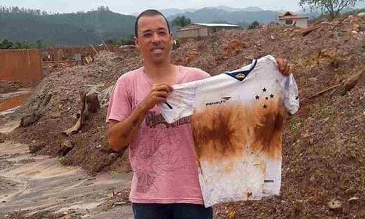 Cristiano Sales, o Tiano, encontra sua camisa do Cruzeiro em meio à lama provocada pelo rompimento da barragem de Fundão -  (crédito: Álbum de família/divulgação)