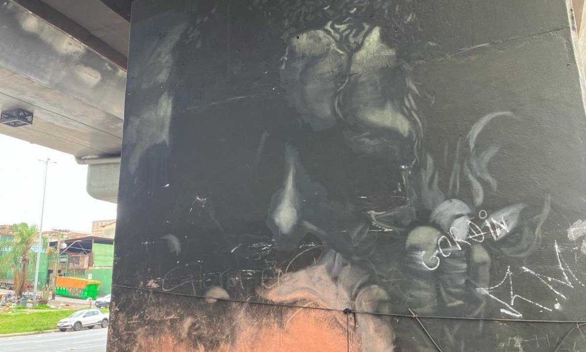 Artista usa pincel e água para desenhar figuras na fuligem de fogueiras acesas pela população de rua -  (crédito: Fábio Corrêa/EM)