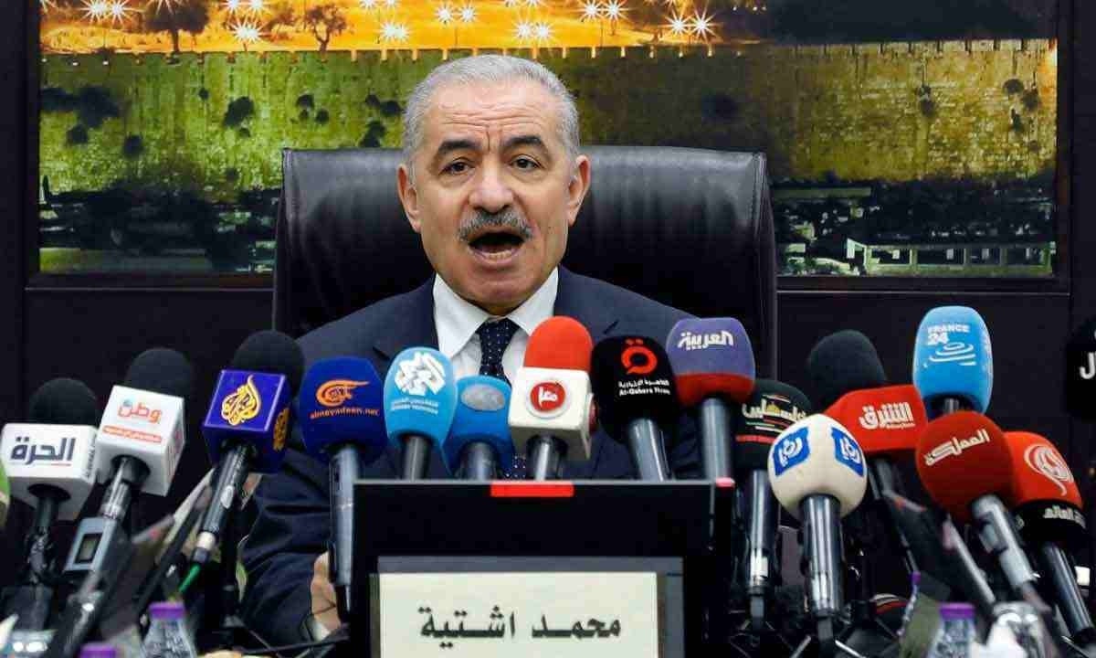 Mohammad Shtayyeh renunciou em meio à pressão dos EUA por reforma na ANP -  (crédito: Zain JAAFAR/AFP)