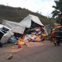 Motorista morre em tombamento de carreta em Minas - CBMMG