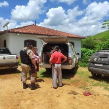 Casal de idosos é achado morto dentro de casa em MG; suspeita é de execução - Rádio Muriaé