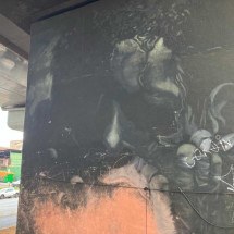 Artista limpa fuligem de fogueiras para criar quadros nas ruas da Lagoinha - Fábio Corrêa/EM