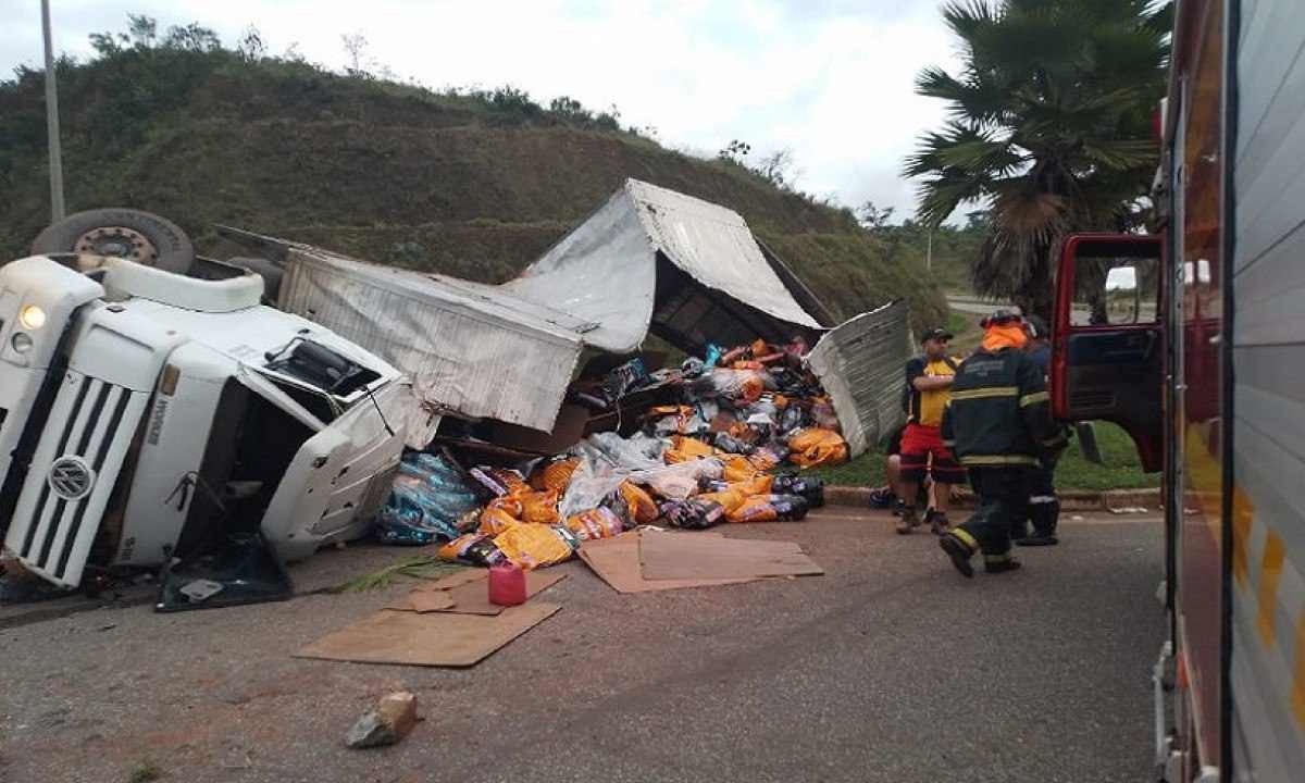 Motorista morre em tombamento de carreta em Minas