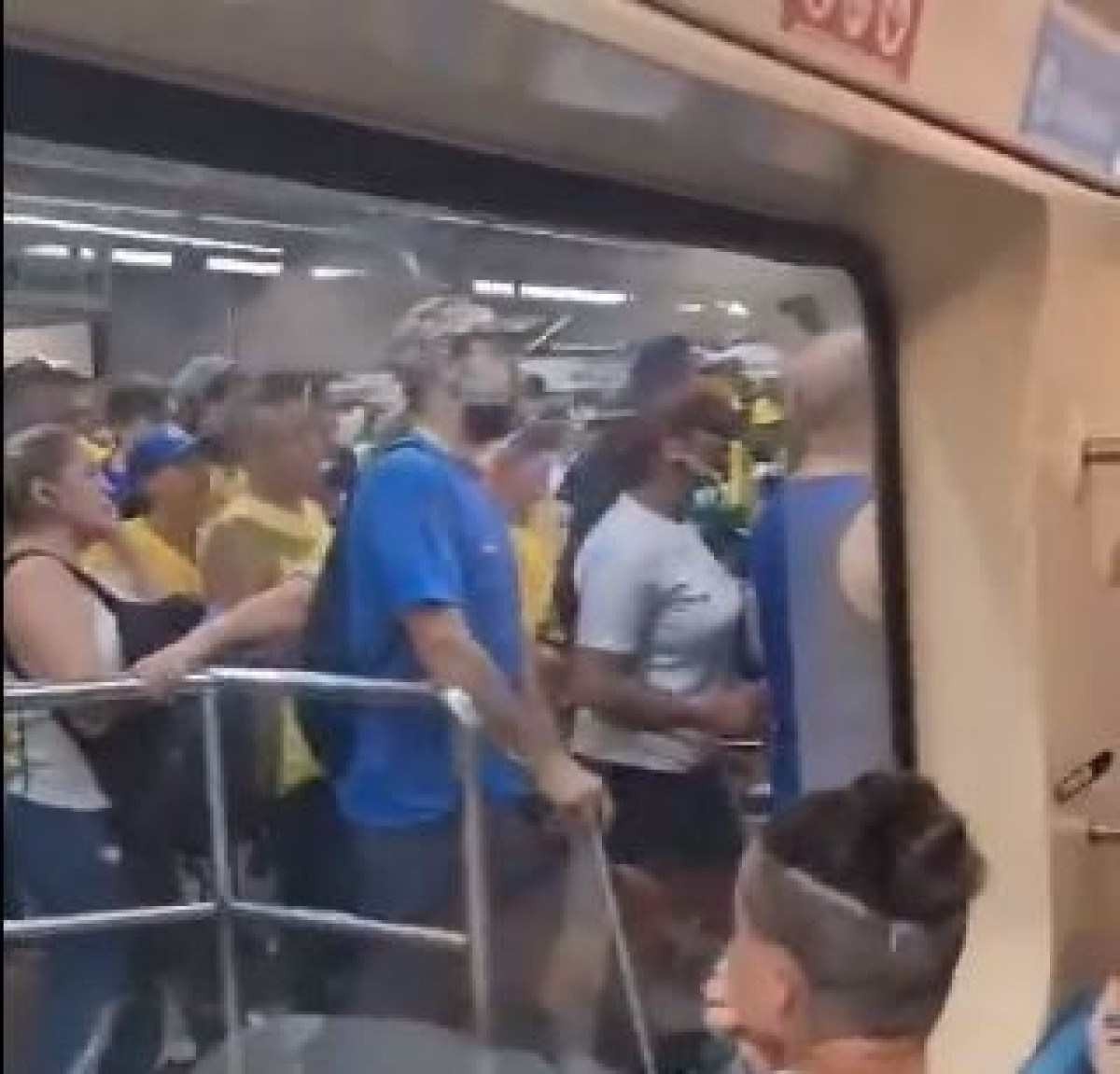 Corintianos impedem bolsonaristas de entrar no metrô em SP; veja vídeo