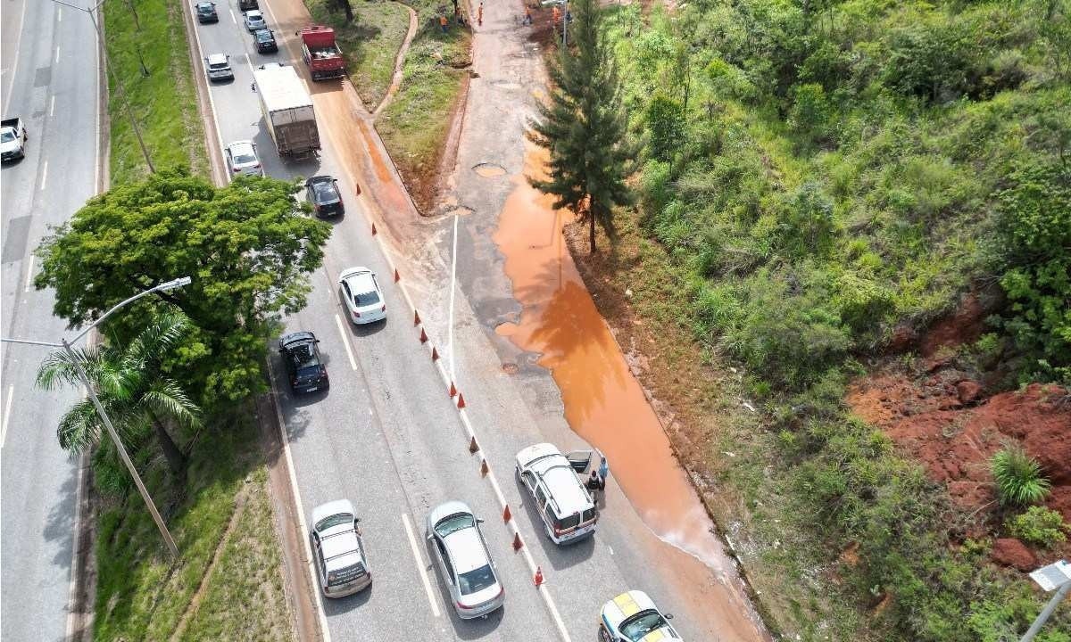 Acesso à alça que dá acesso da BR-356 para a MG-030, em Nova Lima, foi interditada pelas péssimas condições do asfalto e alagamento da pista -  (crédito: @estev4m)