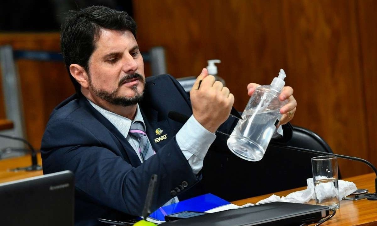 Senador Marcos do Val (Podemos-ES) esfaqueou um frasco de álcool em gel para mostrar como é fácil entrar com itens perfurocortantes no Legislativo  -  (crédito: Geraldo Magela/Agência Senado)