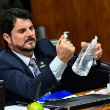Marcos do Val usa faca dentro do Congresso para mostrar fragilidade na segurança - Geraldo Magela/Agência Senado