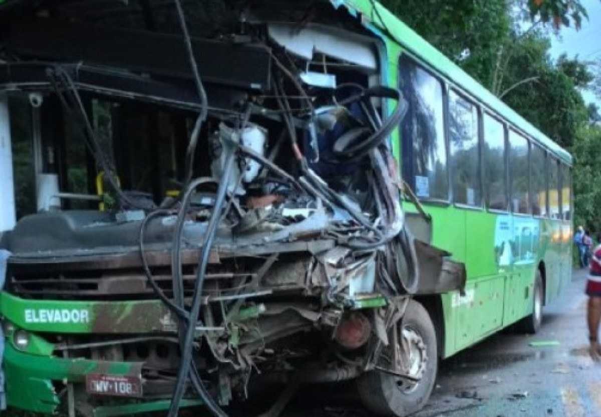 Ônibus que liga Caeté a BH após colidir com carreta