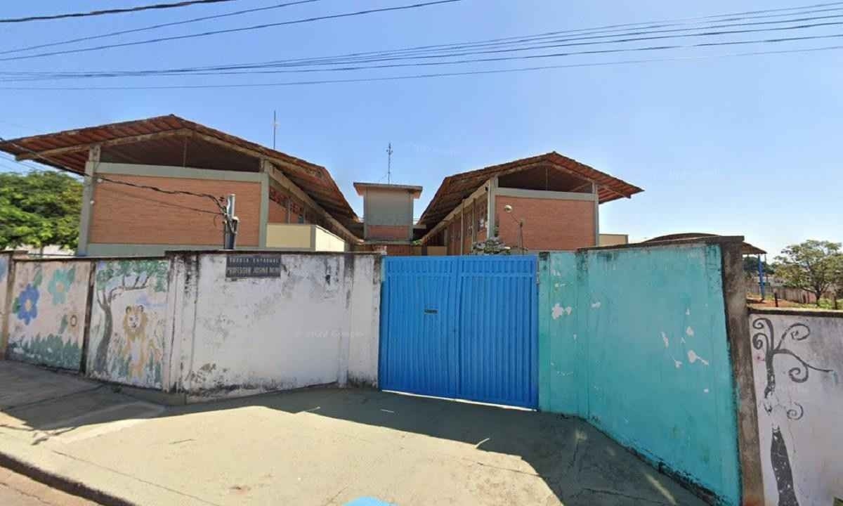 Corpo estava em escola estadual -  (crédito: Reprodução/Google Street View)