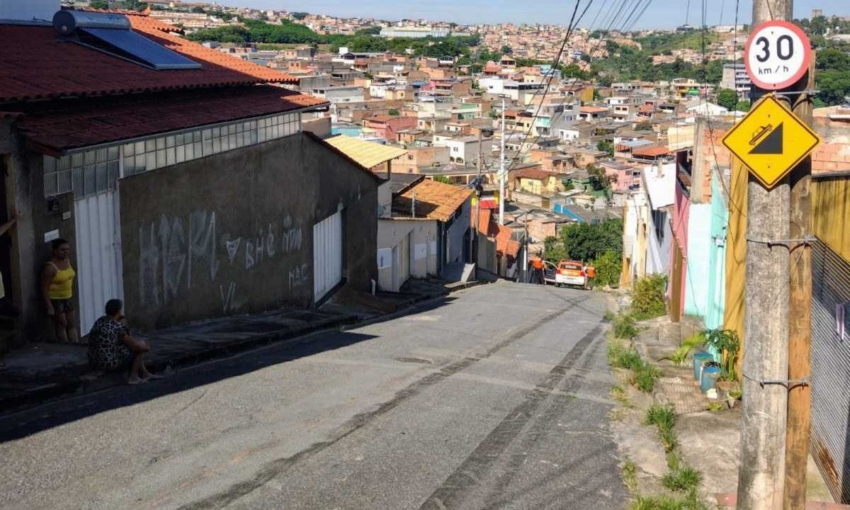 Rua onde carreta desceu desgovernada e atingiu duas casas e dois carros no Barreiro -  (crédito: Edesio Ferreira/EM/D.A Press)