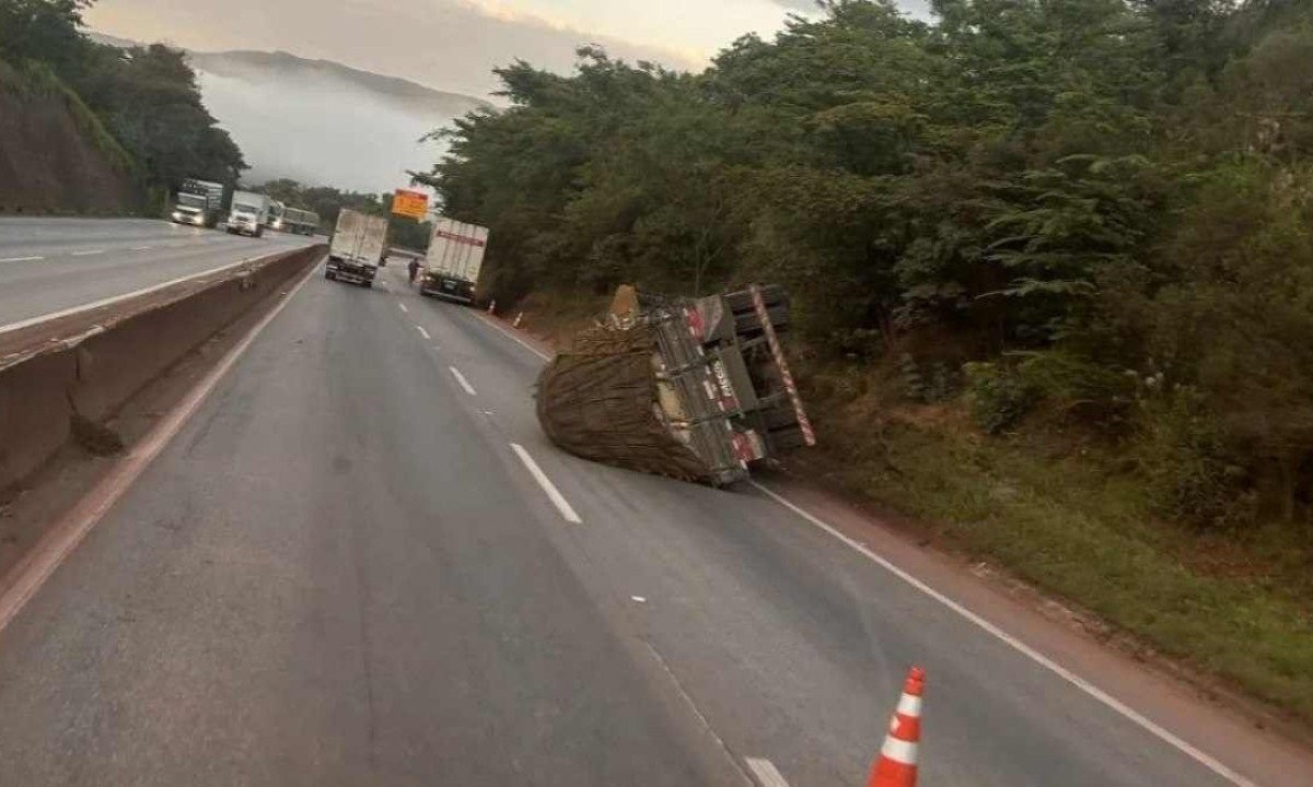 Faixa da direita da pista sentido São Paulo está fechada na altura de Brumadinho -  (crédito: Redes Sociais/Reprodução)