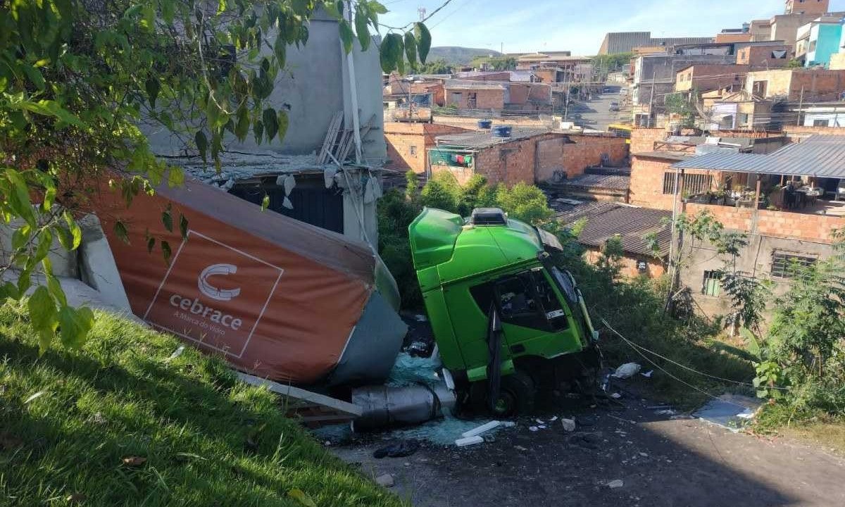 Carreta atingiu duas casas e dois carros no bairro Diamante, no Barreiro -  (crédito: Edesio Ferreira/EM/D.A Press)