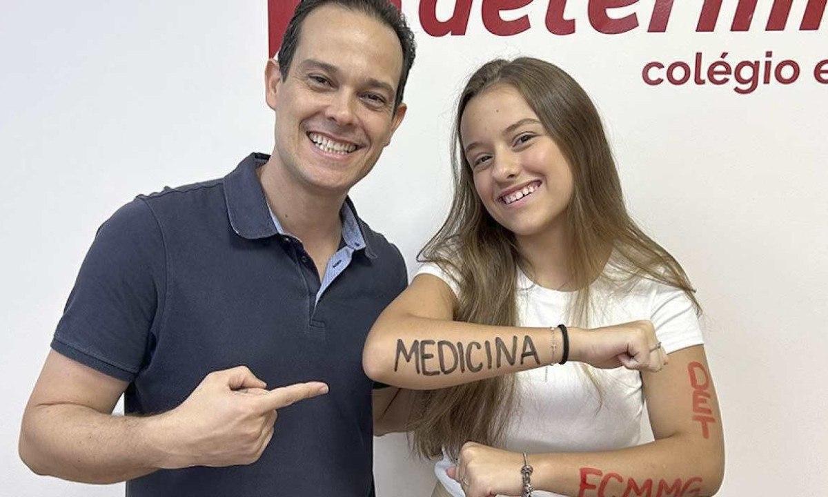Renato, diretor do Determinante e Júlia Silva, ex-aluna do curso presencial (com transmissão ao vivo) aprovada em Medicina -  (crédito: Divulgação)