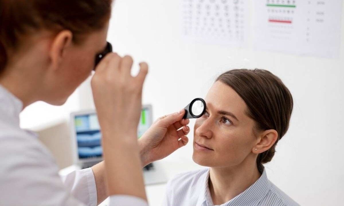 Os sinais mais comuns da síndrome do olho seco incluem a sensação de corpo estranho no olho, irritação, prurido ou queimação, além de sintomas visuais como flutuação e visão borrada durante o dia -  (crédito: Freepik)