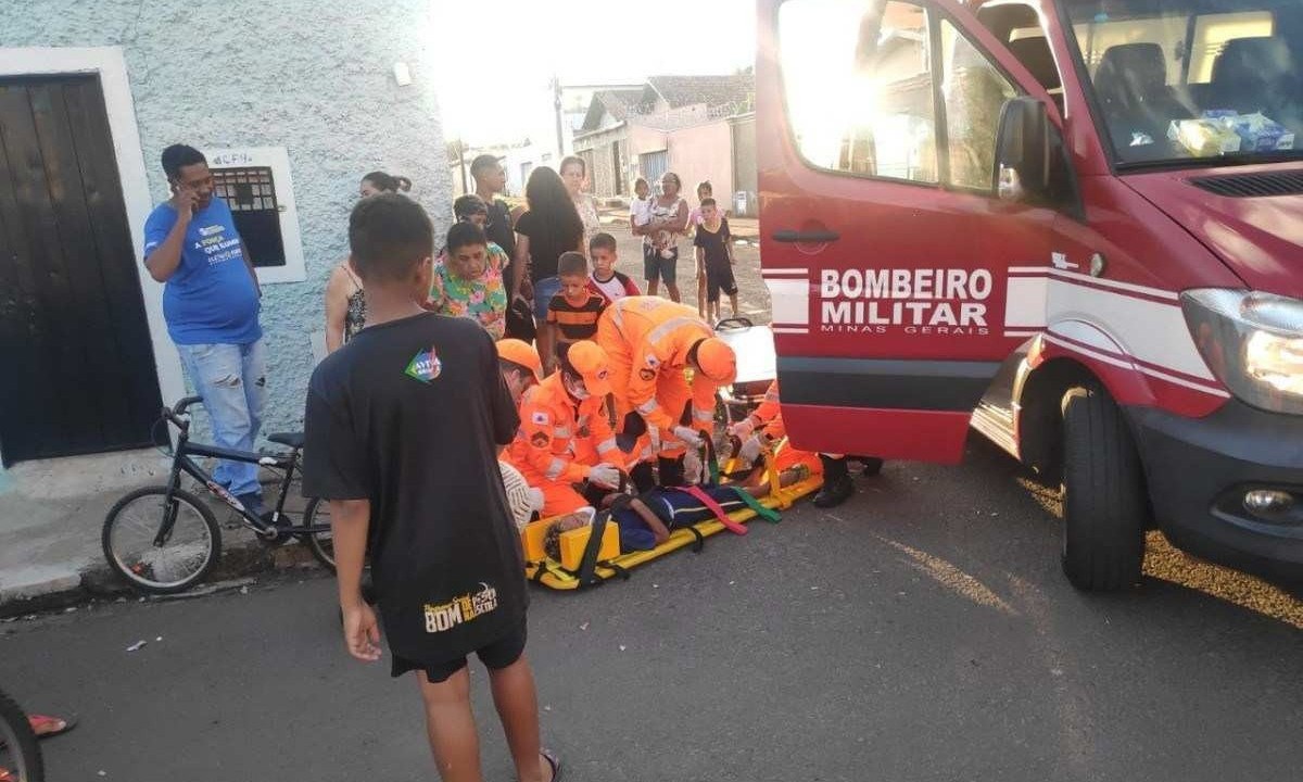 Criança sendo atendida pelos bombeiros -  (crédito: CBMMG/Divulgação)