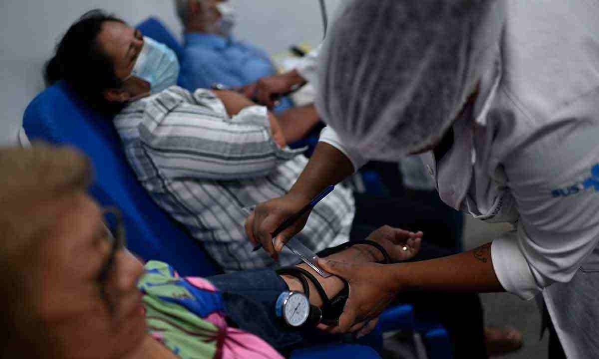 Pacientes com sintomas de dengue recebem atendimento: seis estados, o DF e 154 municípios já decretaram situação de emergência em saúde

 -  (crédito: Mauro Pimentel/AFP – 5/2/24)