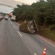  Caminhão com 14 toneladas de melão tomba na Fernão Dias  - Redes Sociais/Reprodução