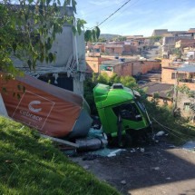 BH: Carreta desgovernada atinge carros e casas no Barreiro - Edesio Ferreira/EM/D.A Press