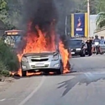 Fogo em carro complica trânsito na MG-050, em Betim - Redes Sociais
