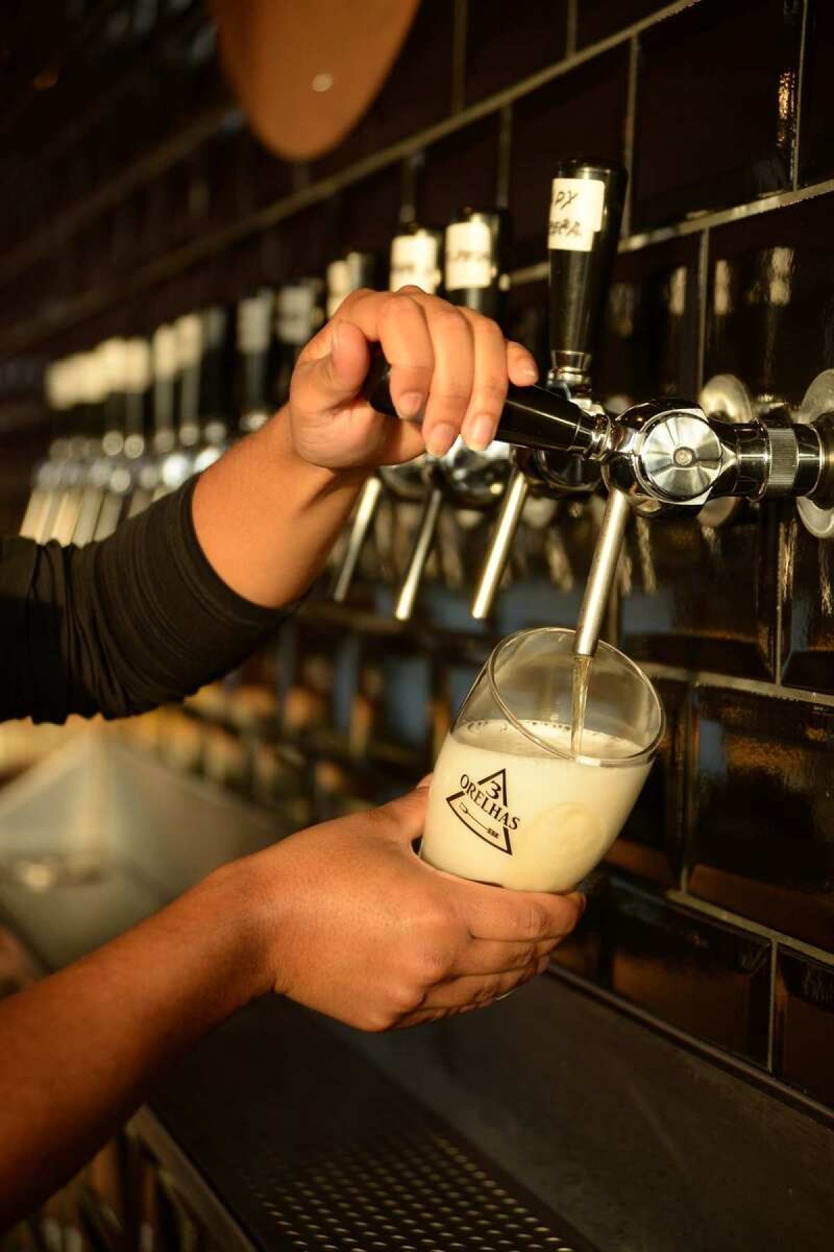 O público tem acesso a 15 torneiras de chope e pratos para harmonizar com a bebida na Cervejaria 3 Orelhas.