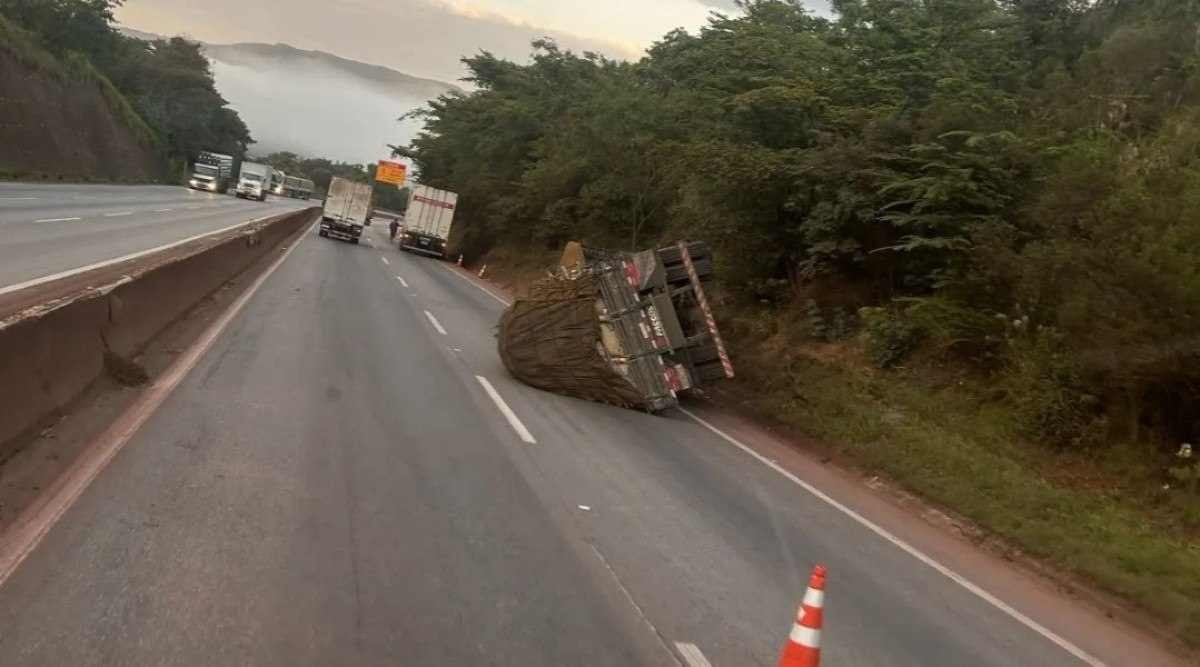  Caminhão com 14 toneladas de melão tomba na Fernão Dias 