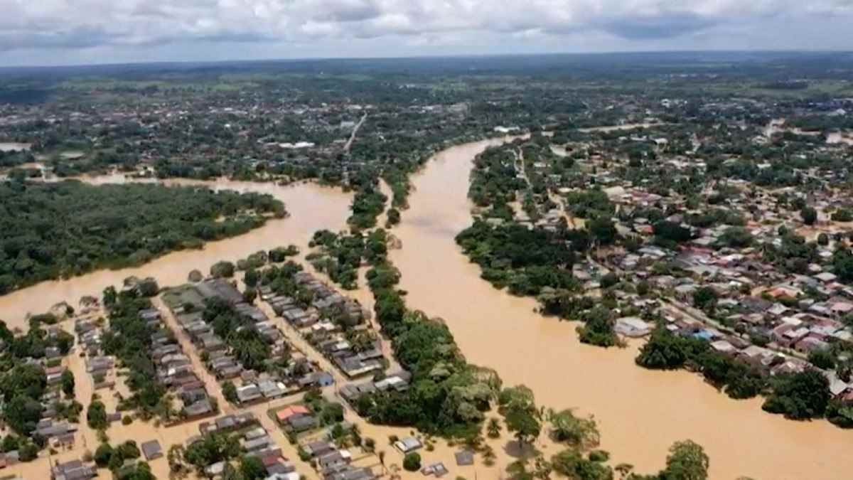 Imagem aérea mostra vasta extensão de uma cidade encoberta pela água das chuvas fortes que atingem a Bolívia