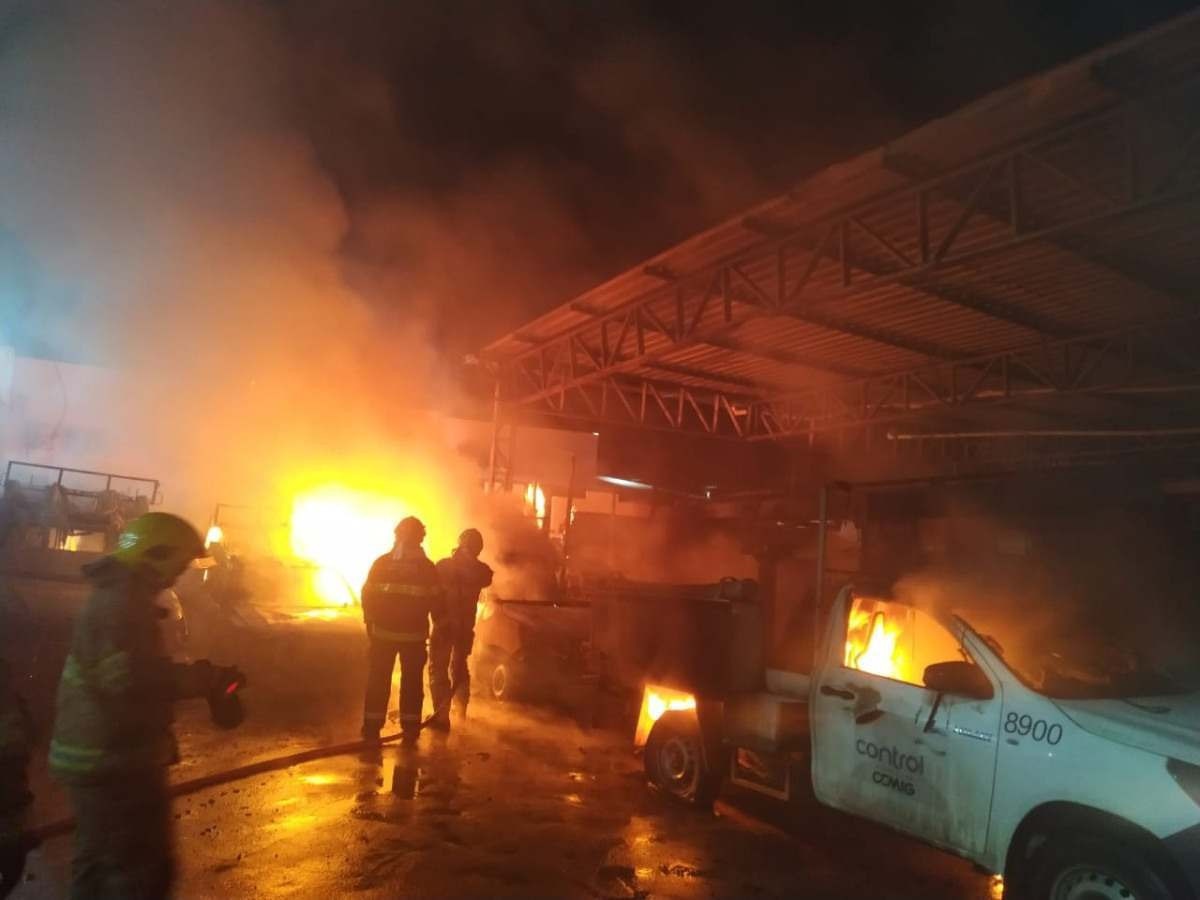 Incêndio atinge quase 15 carros de prestadora de serviço da Cemig