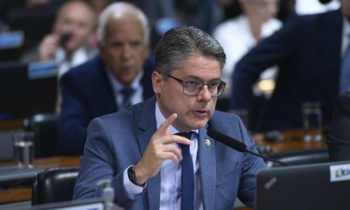 O nome de Alessandro Vieira (SE) foi confirmado pelo líder da bancada emedebista Eduardo Braga (AM); ofício que determina a substituição já está em tramitação -  (crédito: Edilson Rodrigues/Agência Senado)