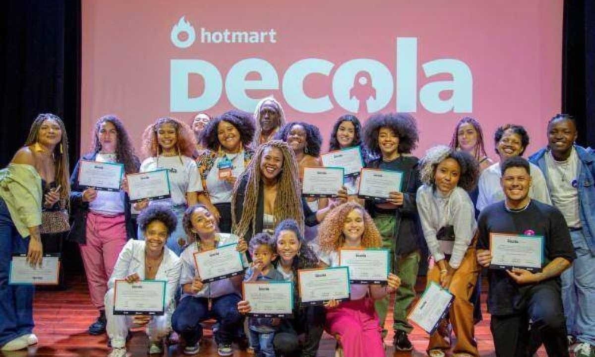 Alunos da primeira turma do Hotmart Decola, em 2023, em sua formatura -  (crédito: Divulgação/Hotmart)