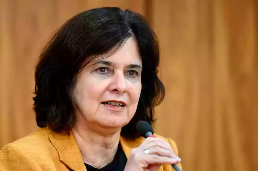 Nísia Trindade, afirmou estar disposta a resistir às pressões para deixar o cargo, principalmente dos partidos do Centrão, que cobiçam sua pasta -  (crédito: EVARISTO SÁ/AFP)