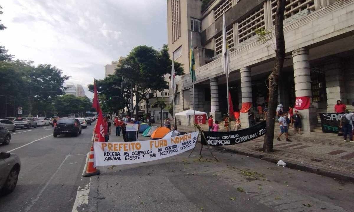 Protesto ocupa escadaria da prefeitura e faixa da Avenida Afonso Pena -  (crédito: Edesio Ferreira/EM/D.A Press)