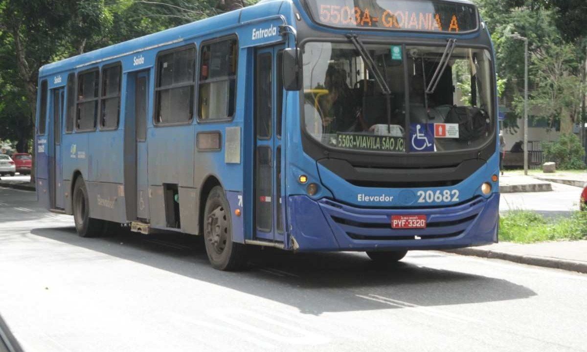Coletivo faz a linha 5503A, ligando o Bairro Goi&acirc;nia &agrave; regi&atilde;o hospitalar, foi flagrado com uma sacola pl&aacute;stica envolvendo a tampa.  -  (crédito: Ed&eacute;sio Ferreira/EM/DA Press)