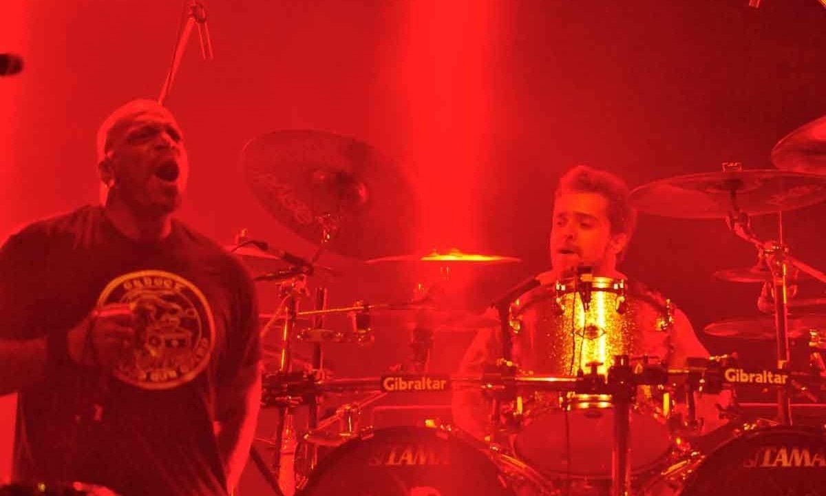 Derrick Green e o então baterista do Sepultura Eloy Casagrande no show da Virada Cultural de BH, em 2015 -  (crédito: Alexandre Guzanshe/EM/D.A Press – 13/9/15)