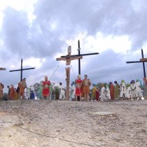 Diante da cruz: cidade mineira revive a Paixão de Cristo na semana santa - Daniel de Paula/Divulgação 