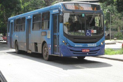 Coletivo faz a linha 5503A, ligando o Bairro Goi&acirc;nia &agrave; regi&atilde;o hospitalar, foi flagrado com uma sacola pl&aacute;stica envolvendo a tampa.  -  (crédito: Ed&eacute;sio Ferreira/EM/DA Press)