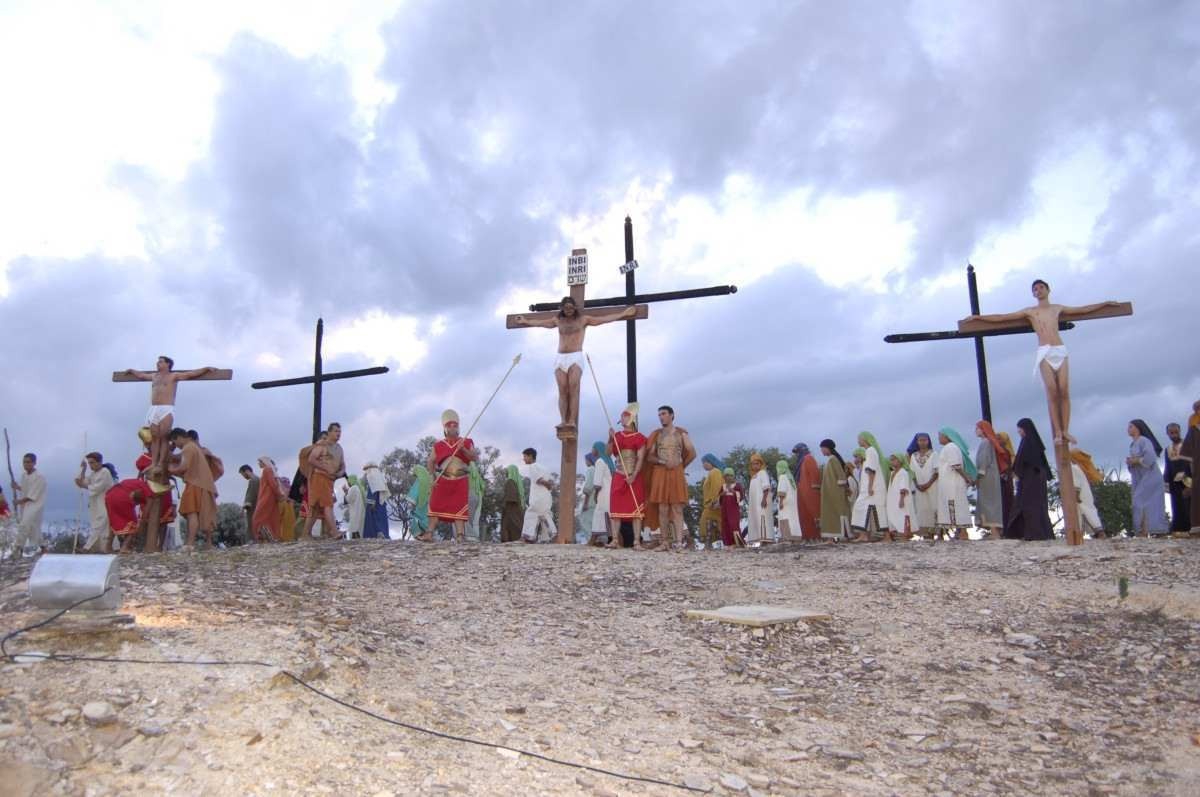 Diante da cruz: cidade mineira revive a Paixão de Cristo na semana santa