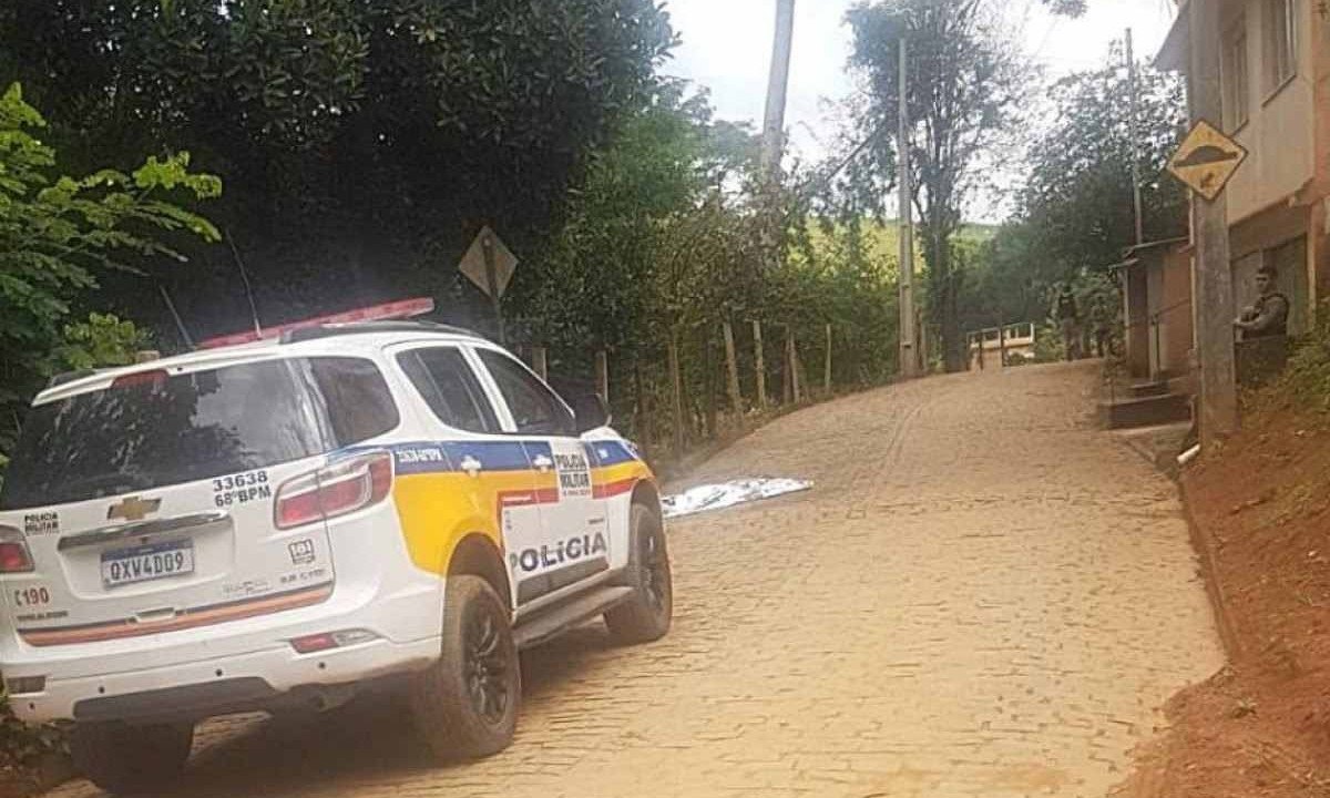 Acionada às 9h15, a Polícia Militar foi ao local e inicialmente encontrou o corpo da mulher caída na via ensanguentada -  (crédito: Blog do Adenilson Mendes/Reprodução)