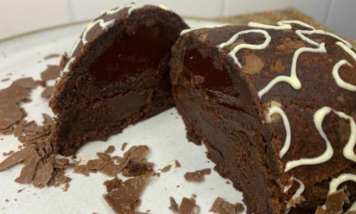 O bolovo de Páscoa é uma das melhores invenções e um preferido dos mais guloso, a combinação perfeita de bolo e ovo de chocolate recheado  -  (crédito: Estácio BH/Divulgação)