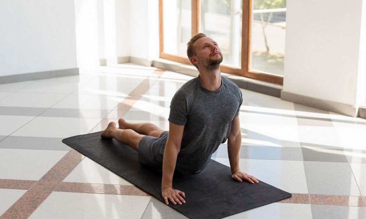 Yoga ajuda no autoconhecimento e melhora de diversos aspectos no dia a dia, o que é importante para a qualidade de vida masculina -  (crédito: Freepik)