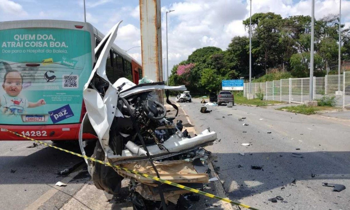 Carro parte ao meio em acidente na MG-010 -  (crédito: Edésio Ferreira/Reprodução)