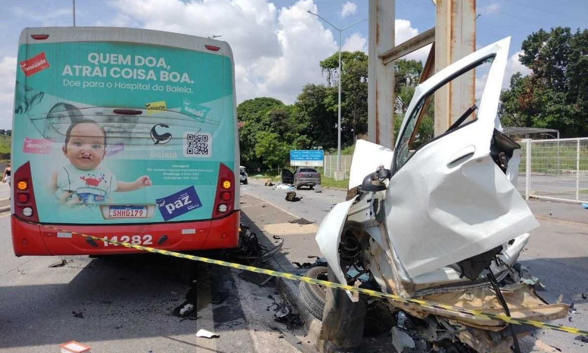 Parte do carro ficou na passarela -  (crédito: Edésio Ferreira/EM/D.A.Press)