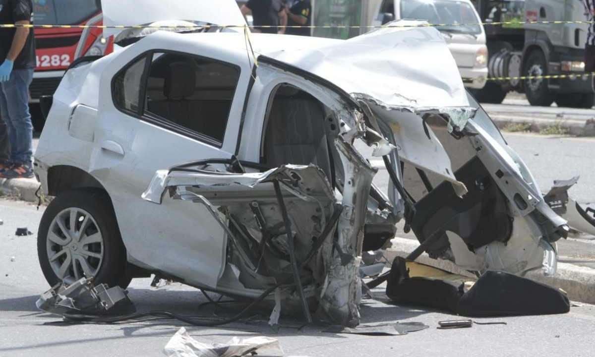 Frente do carro ficou destruída  -  (crédito: Edésio Ferreira/EM/D.A.Press)