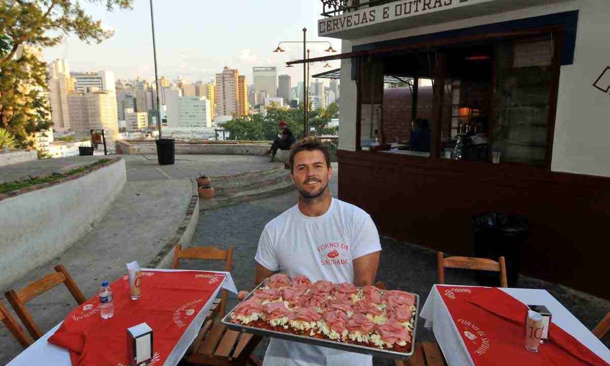 O chef Henrique Gilberto é quem cria as coberturas das pizzas que são saboreadas no Forno da Saudade, com vista para o centro da cidade -  (crédito: Gladyston Rodrigues/EM/D.A Press)