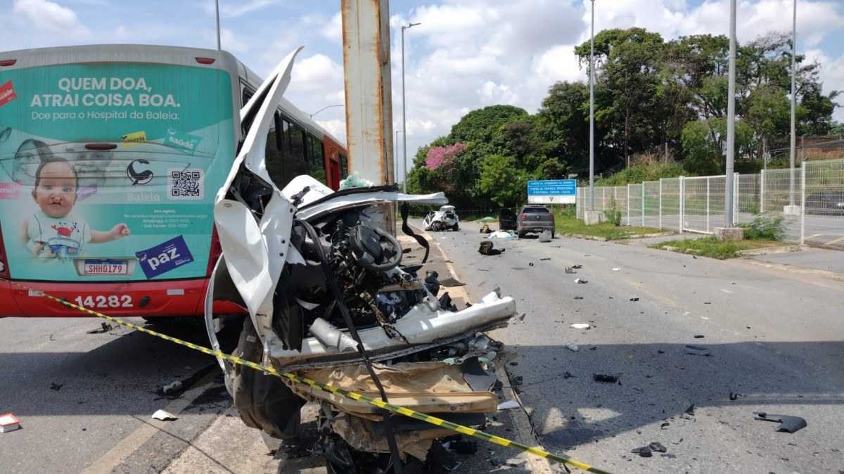 Grande BH: homem morre em grave acidente entre carro, ônibus e betoneira