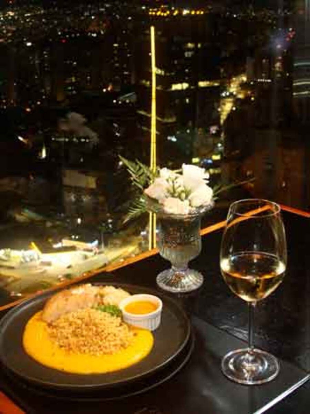 Topo do Mundo, em Nova Lima, oferece jantares em meio a um cenário urbano 