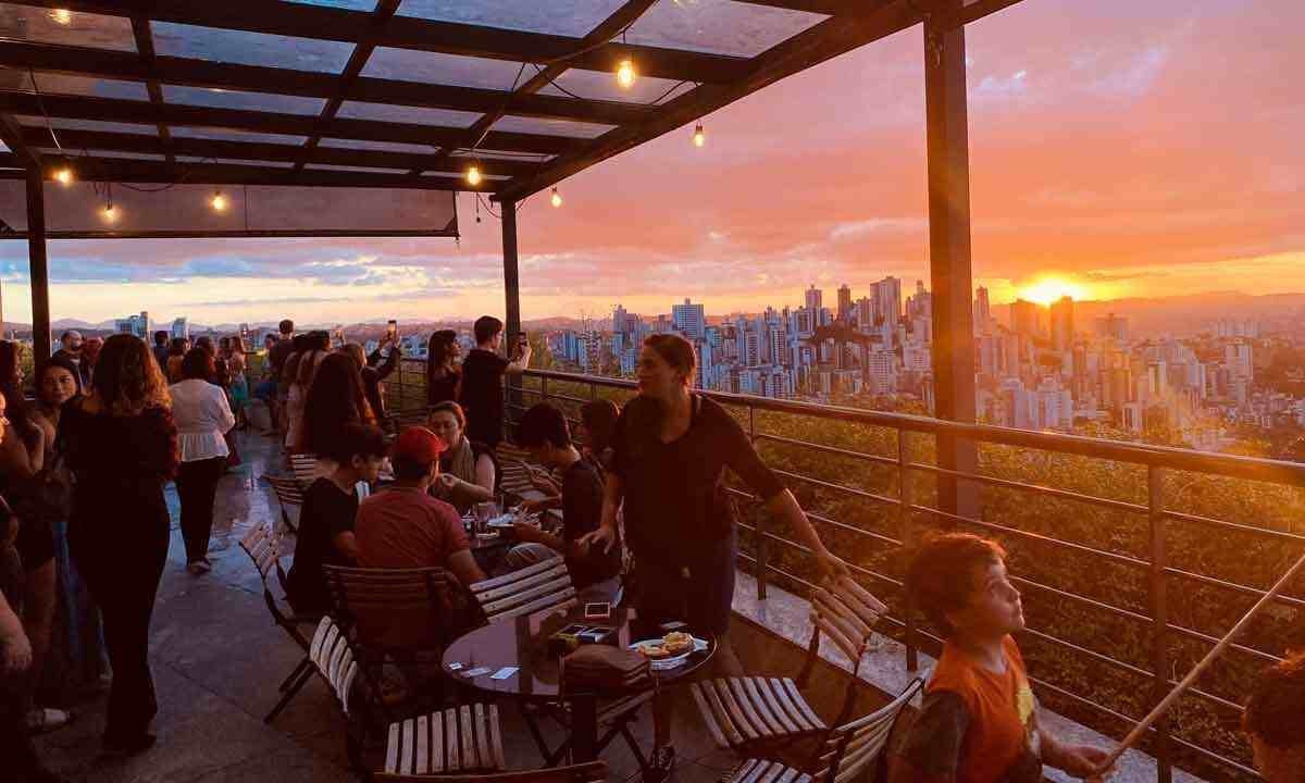De quarta a domingo, os clientes apreciam o pôr do sol na varanda do Sterna Café ouvindo música instrumental ao vivo