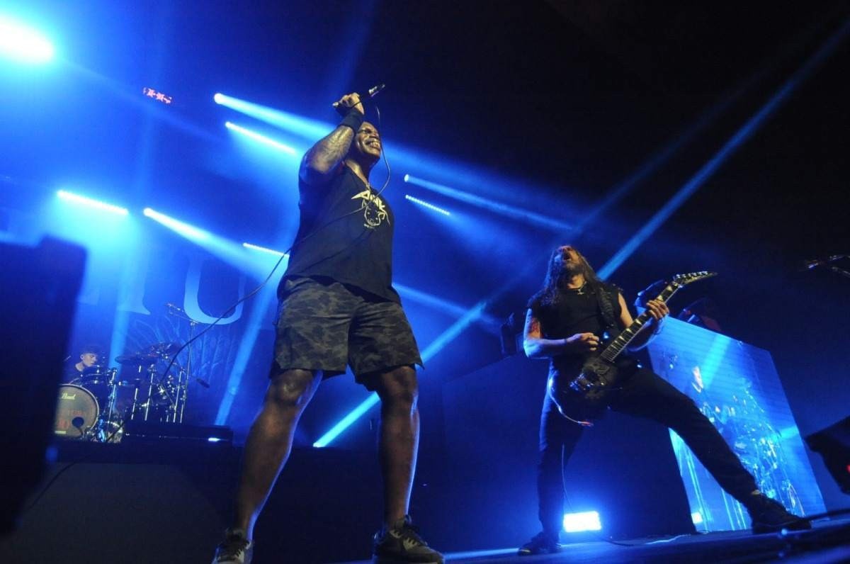 Sepultura, banda fundada em Belo Horizonte há 40 anos, tocou para uma plateia eufórica