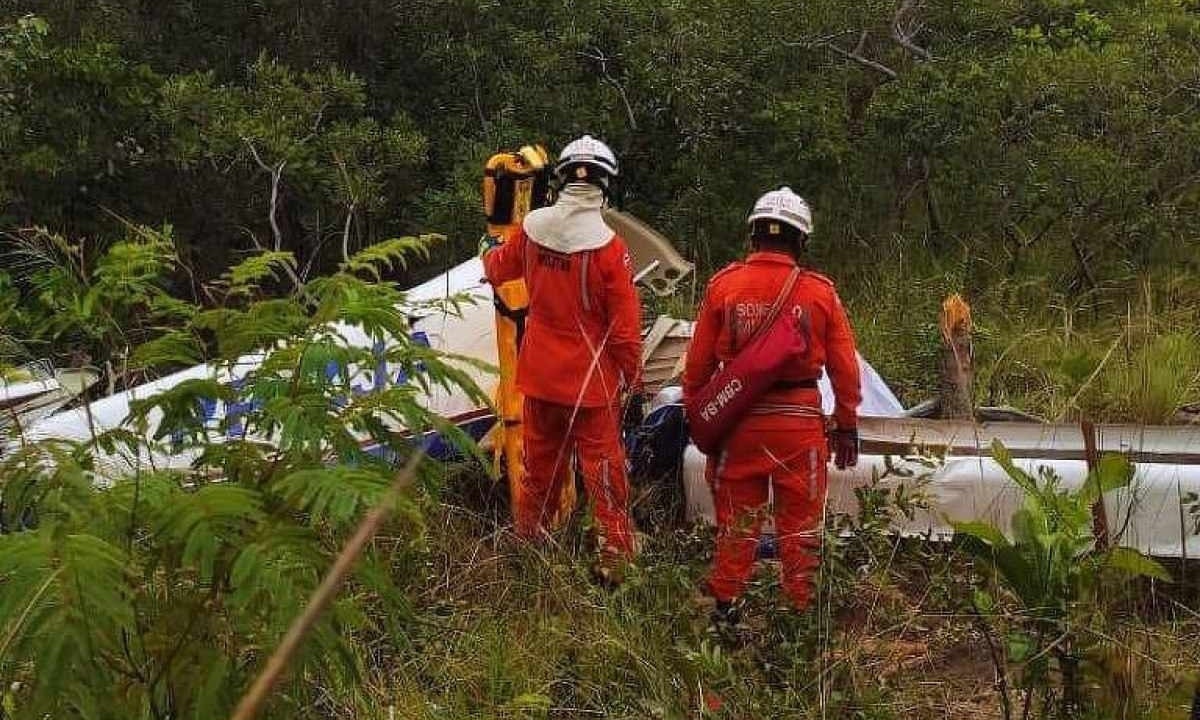 Bombeiros atuam no resgate de vítimas da queda de um avião em Barreiras (BA) -  (crédito: Divulgação/CBMBA)