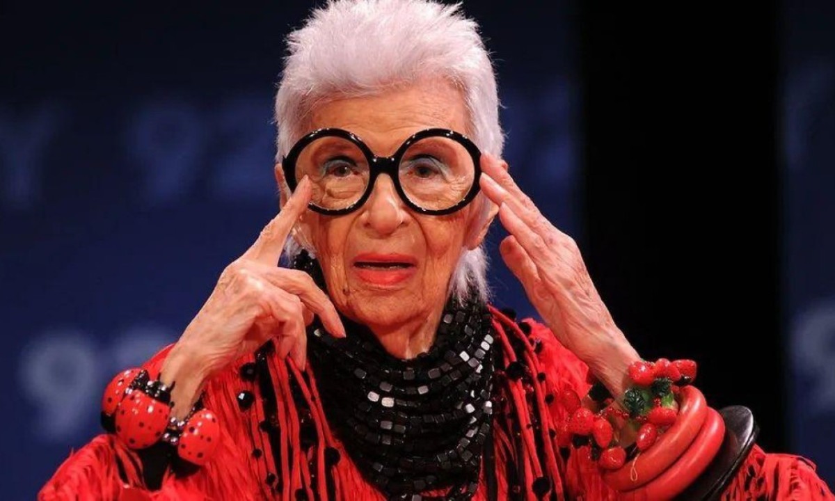 A designer e ícone da moda americana Iris Apfel faleceu aos 102 anos. -  (crédito: Getty Images)