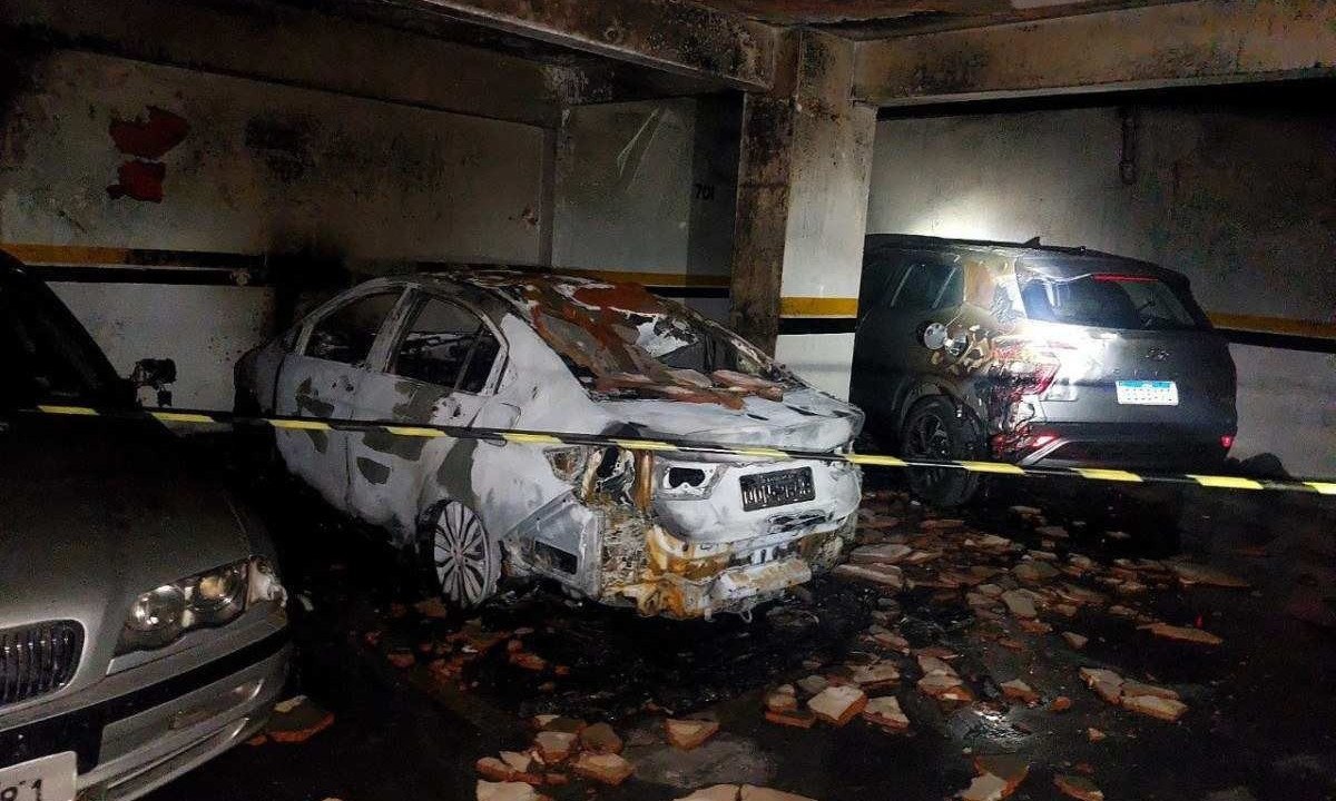 Um carro ficou destruído e dois foram danificados pelas chamas que fizeram também desabar parte do teto da garagem -  (crédito: SALA DE IMPRENSA/CBMMG)